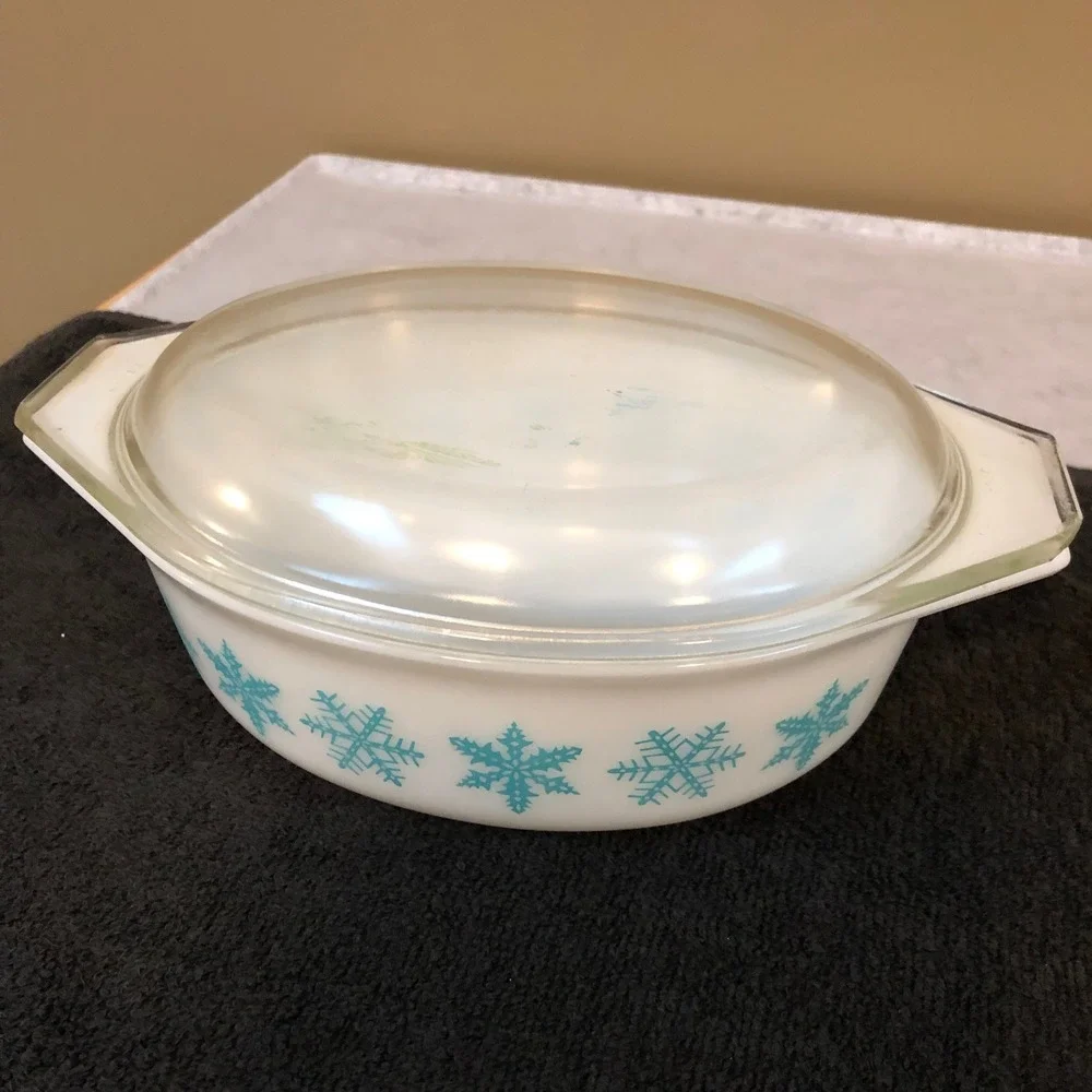 Vintage Pyrex Turquoise Snowflake 1.5 Qt Oval Casserole Dish & Lid  043 MCM